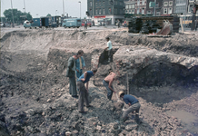 830192 Afbeelding van archeologen aan het werk tijdens het blootleggen van de restanten van het vroegere Kasteel ...